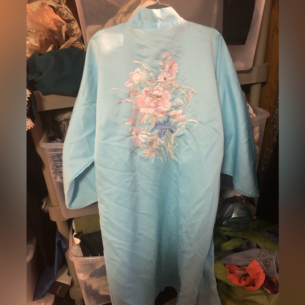 Vintage Ichiban Japanese Embroidered Kimono- 668 $45 or $40 w/offer